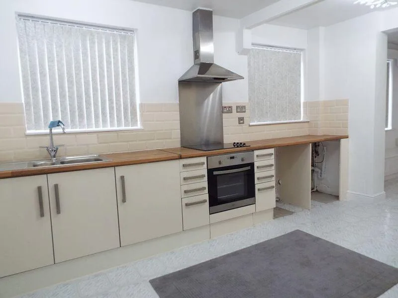 6 bedroom detached house for rent
