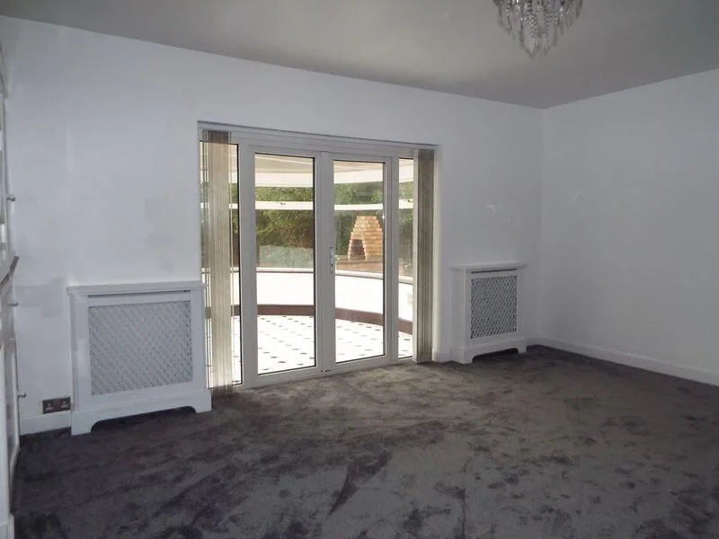 6 bedroom detached house for rent