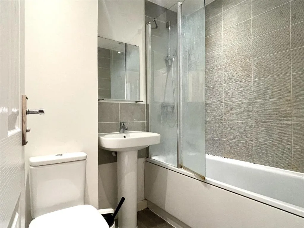 4 bedroom semi-detached house for rent