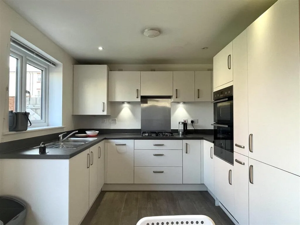 4 bedroom semi-detached house for rent