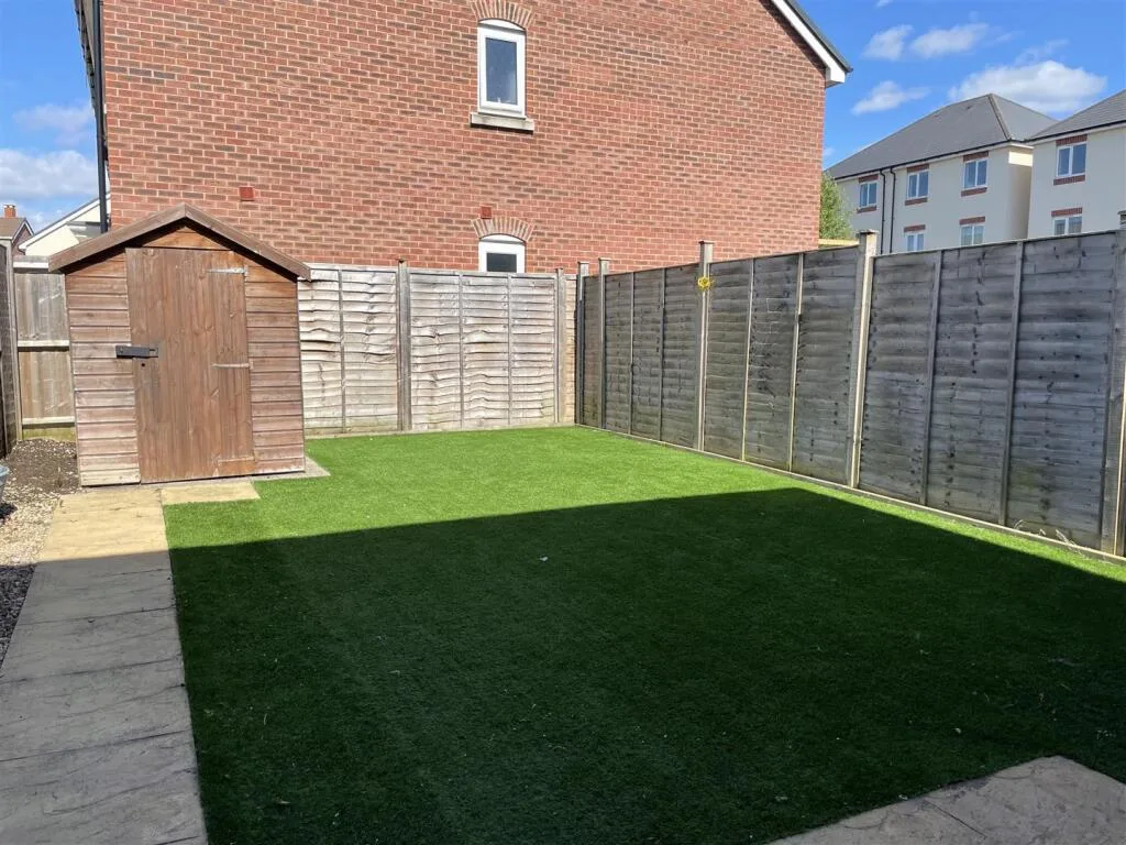 4 bedroom semi-detached house for rent