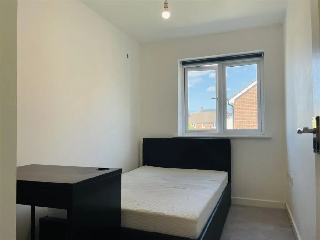 4 bedroom semi-detached house for rent