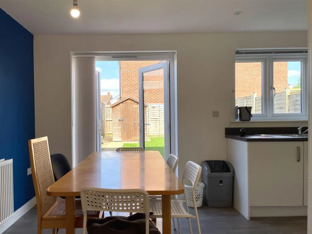 4 bedroom semi-detached house for rent