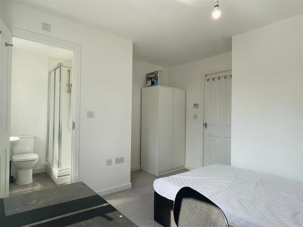 4 bedroom semi-detached house for rent