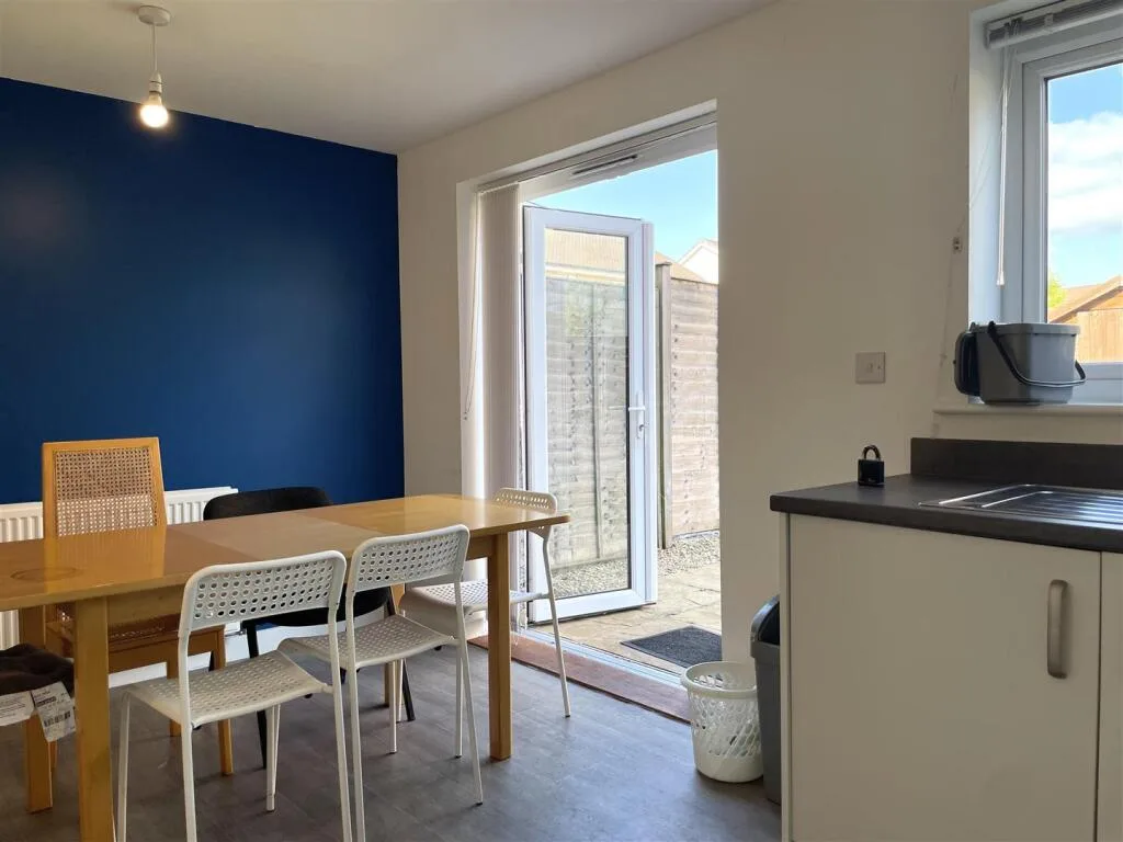 4 bedroom semi-detached house for rent