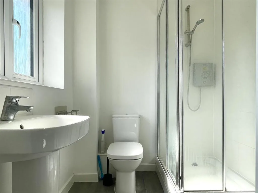 4 bedroom semi-detached house for rent