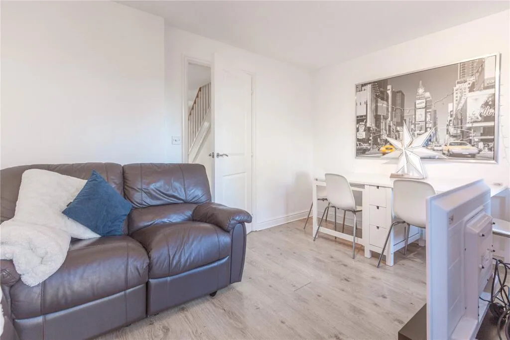 4 bedroom end of terrace house for rent