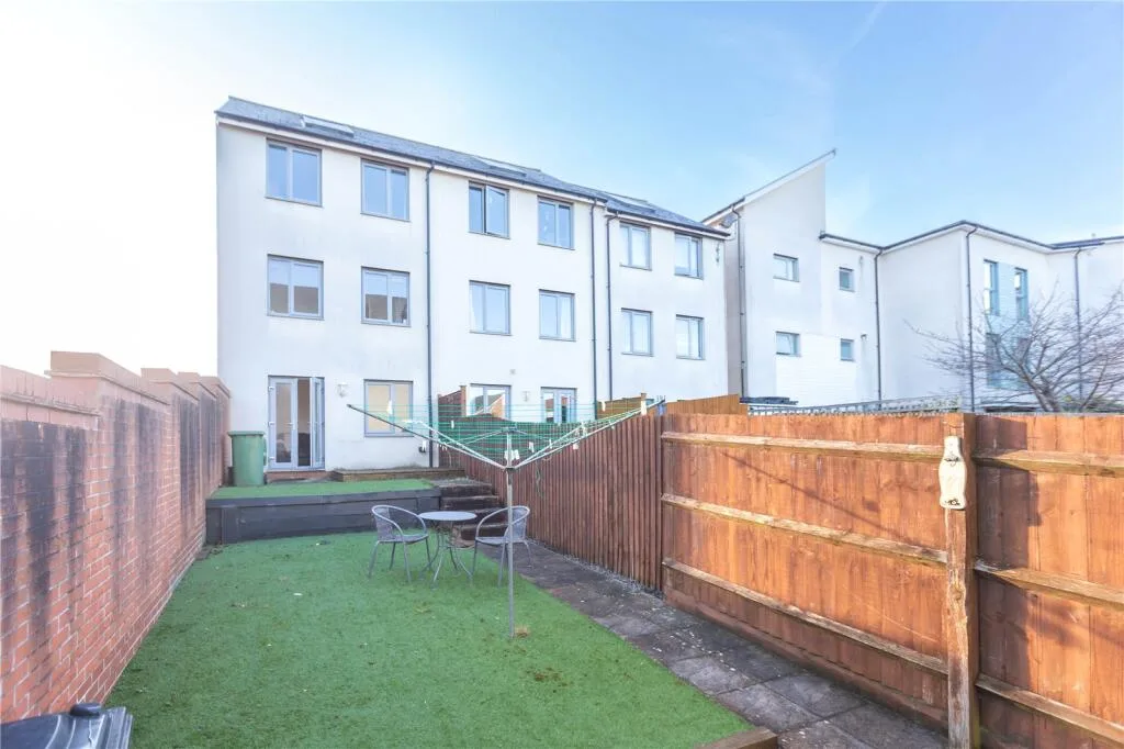 4 bedroom end of terrace house for rent