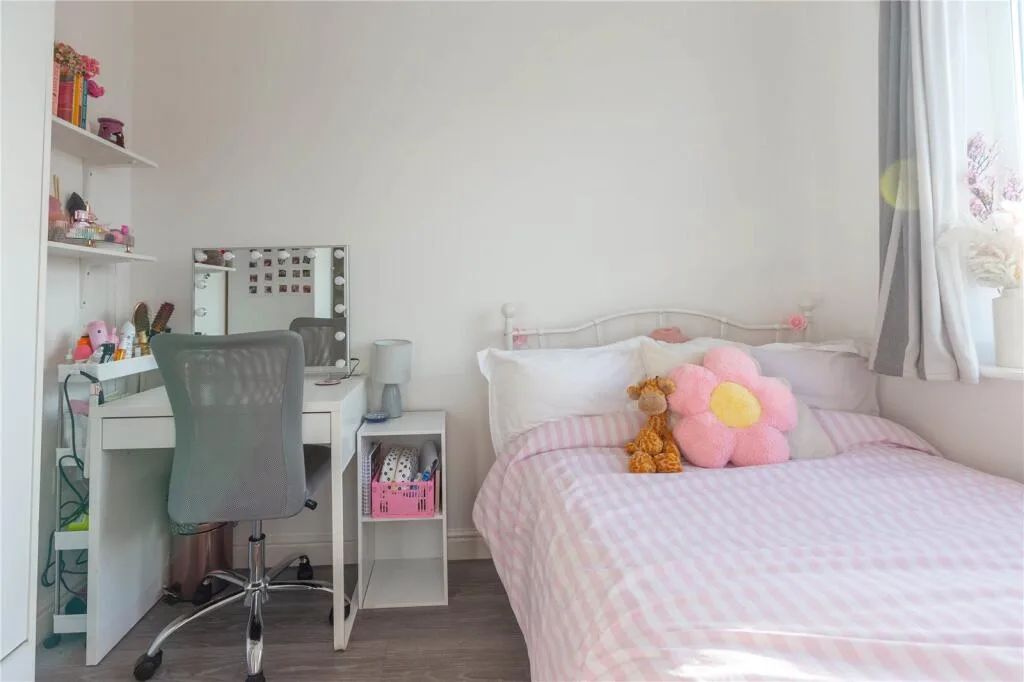 4 bedroom end of terrace house for rent