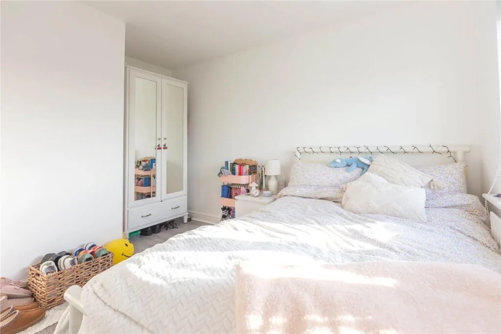 4 bedroom end of terrace house for rent