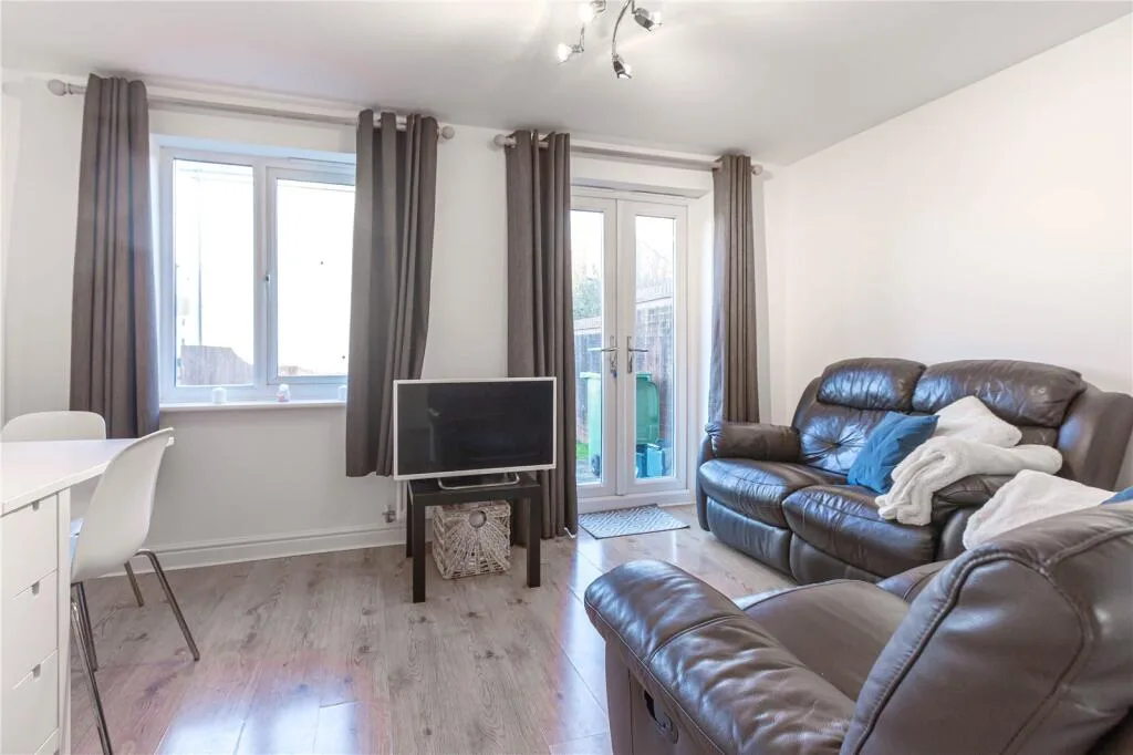 4 bedroom end of terrace house for rent