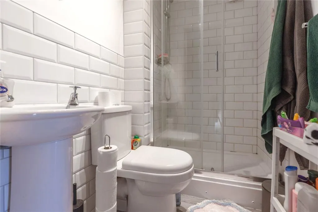 4 bedroom end of terrace house for rent