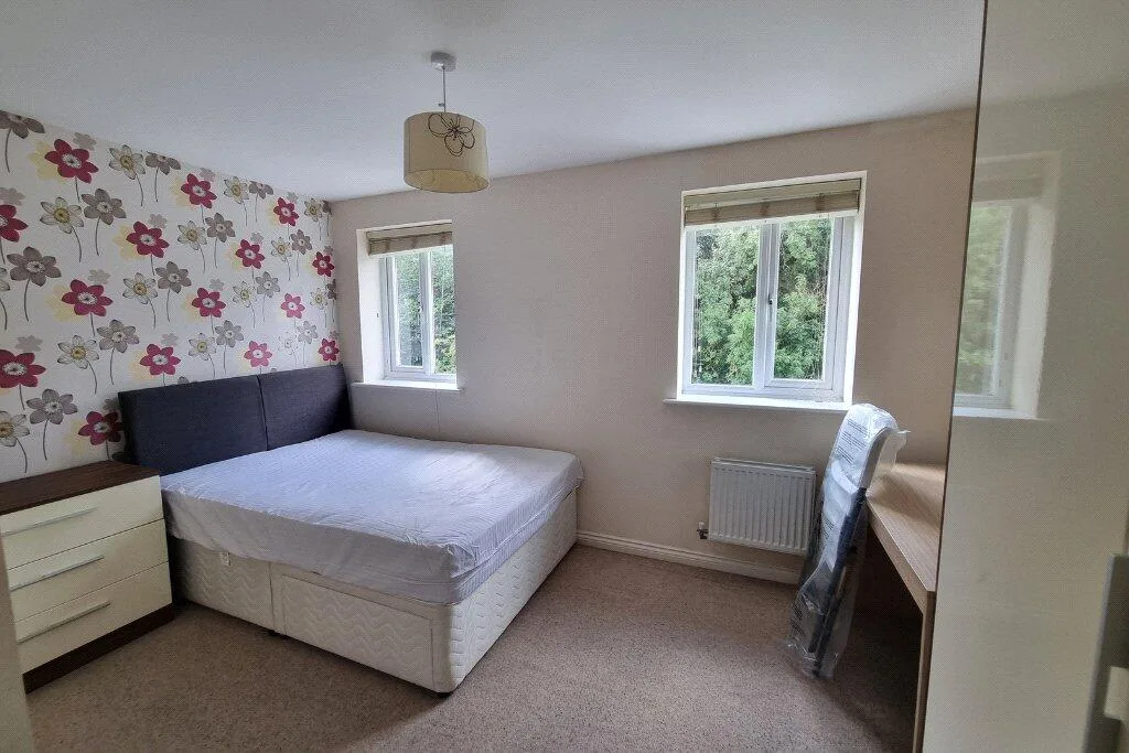 5 bedroom end of terrace house for rent