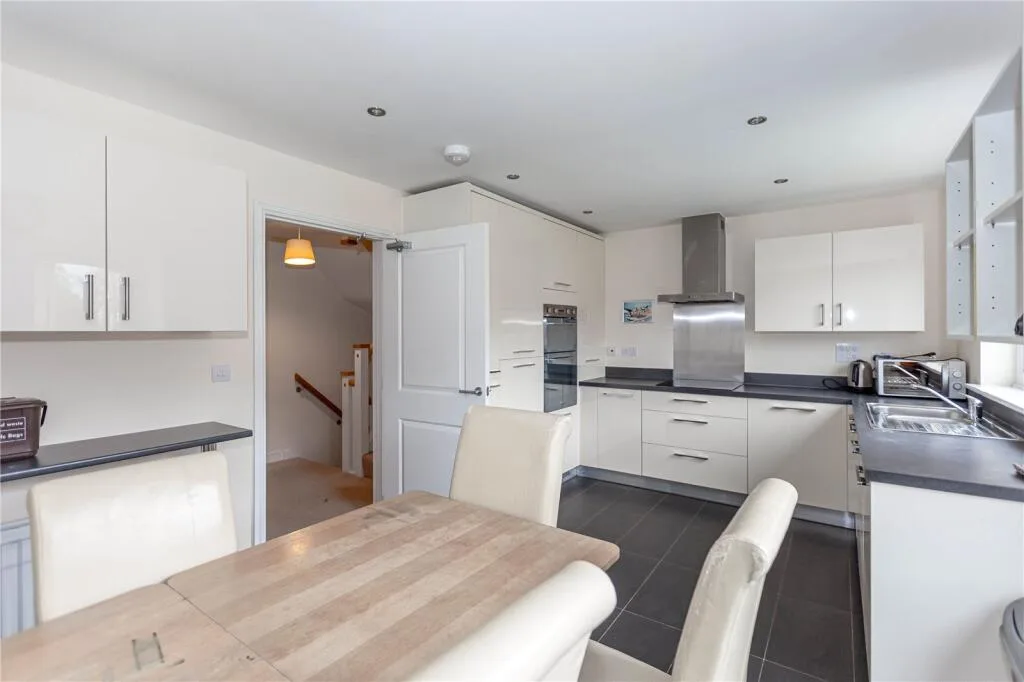 6 bedroom semi-detached house for rent