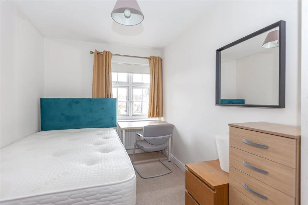 6 bedroom semi-detached house for rent