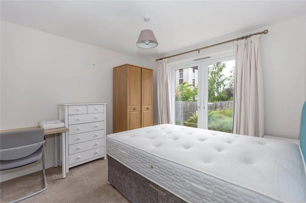 6 bedroom semi-detached house for rent