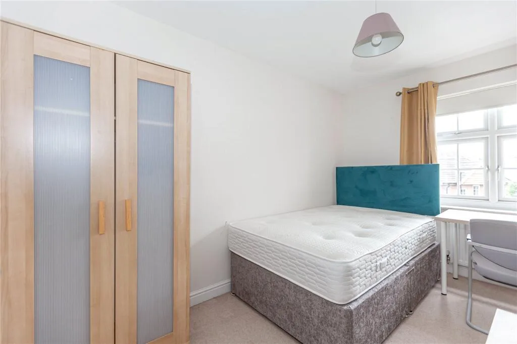 6 bedroom semi-detached house for rent