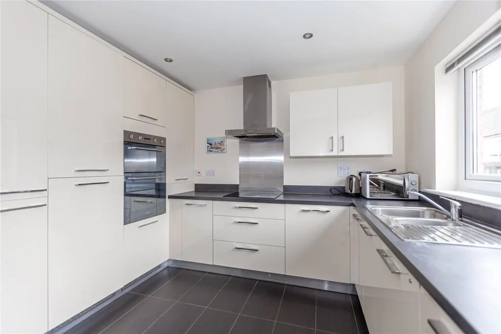 6 bedroom semi-detached house for rent