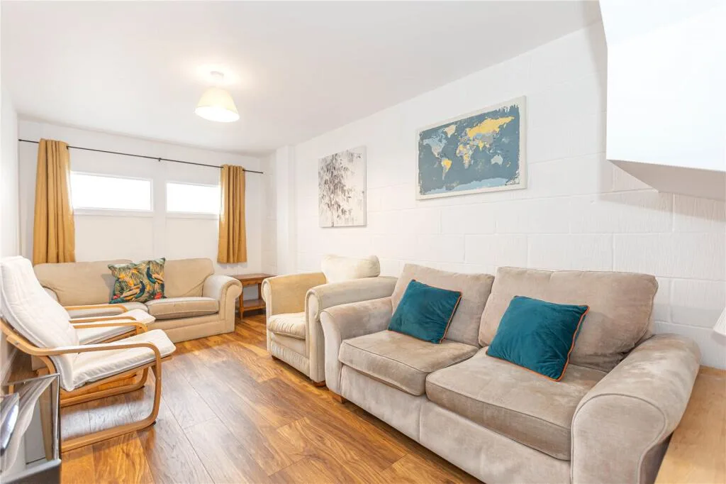 6 bedroom semi-detached house for rent