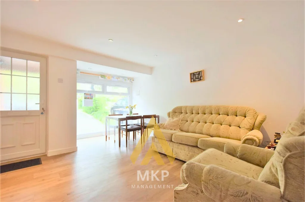 4 bedroom semi-detached house for rent
