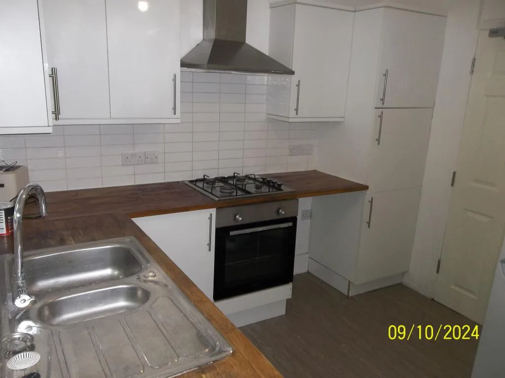 4 bedroom end of terrace house for rent