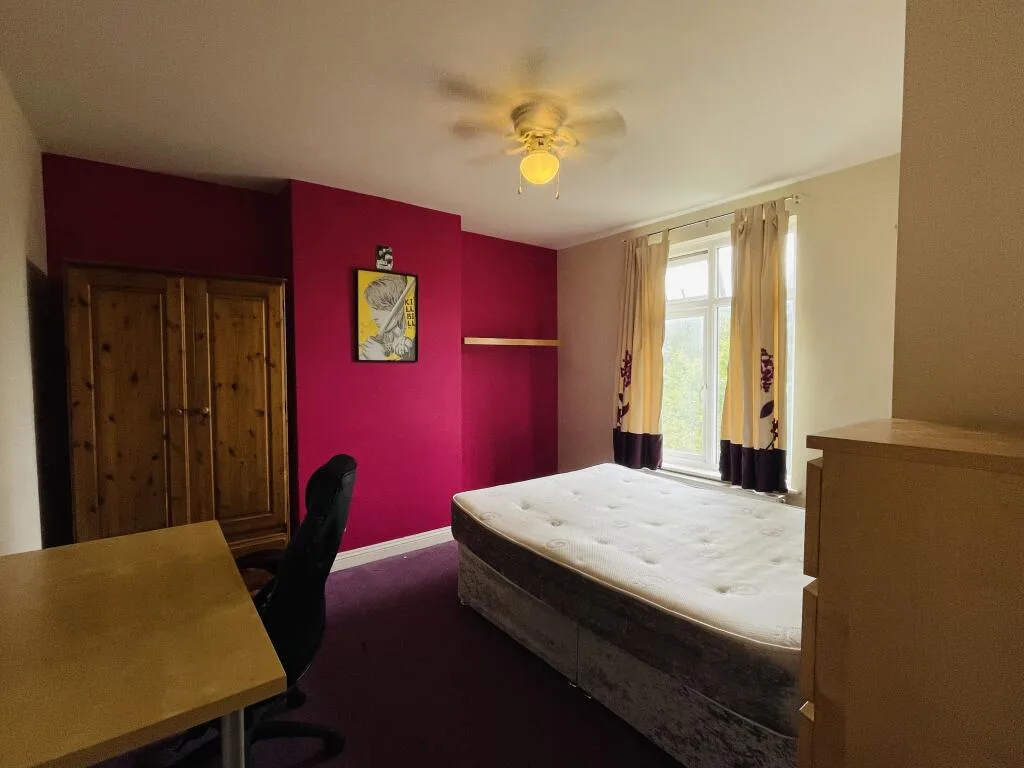 6 bedroom end of terrace house for rent
