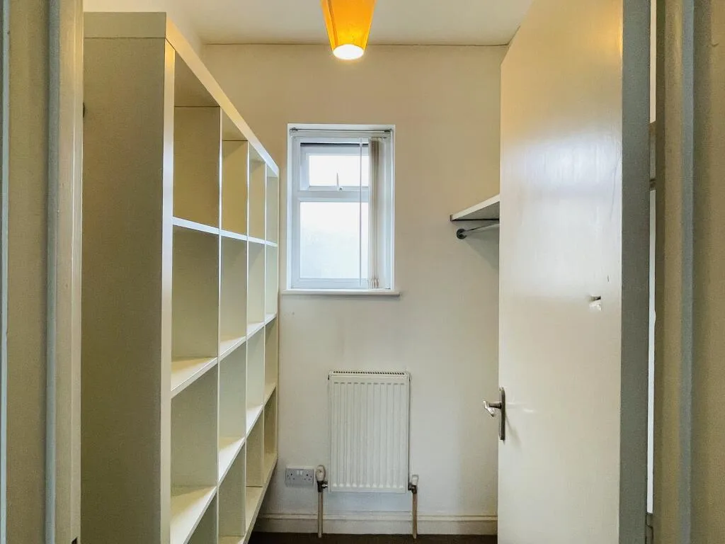 6 bedroom end of terrace house for rent