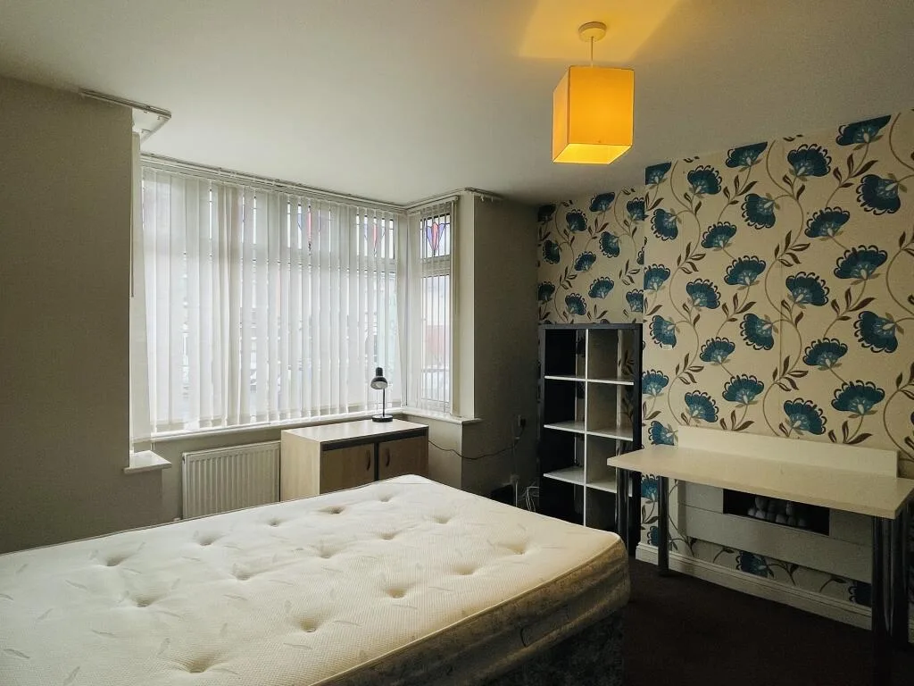 6 bedroom end of terrace house for rent