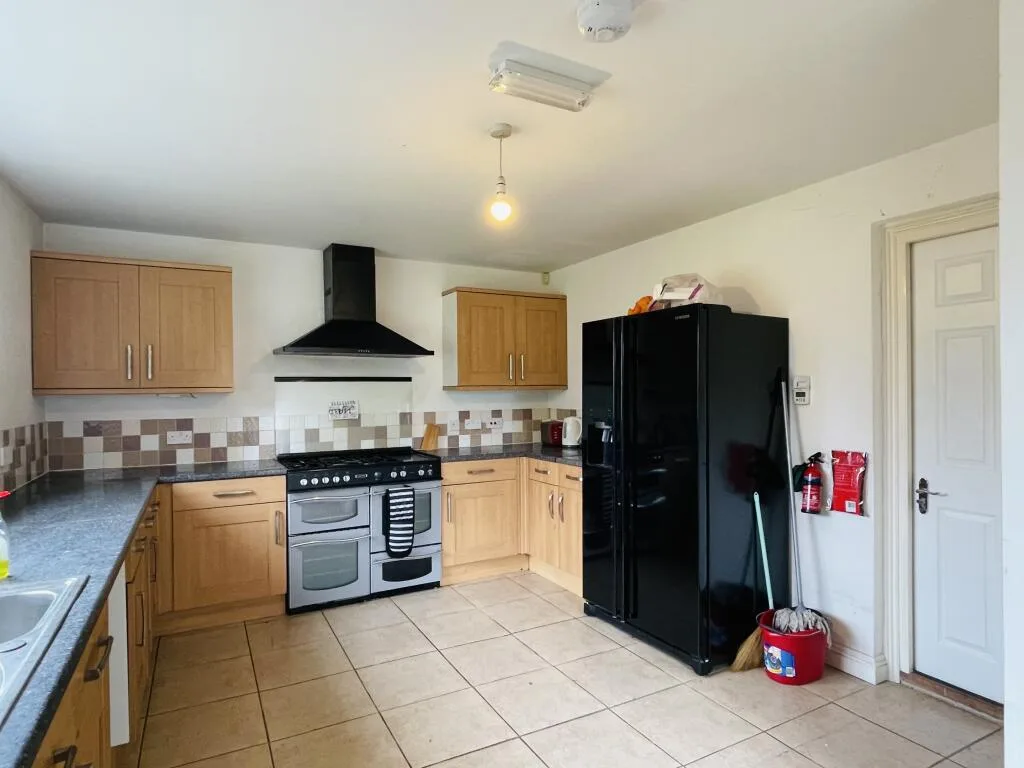 6 bedroom end of terrace house for rent