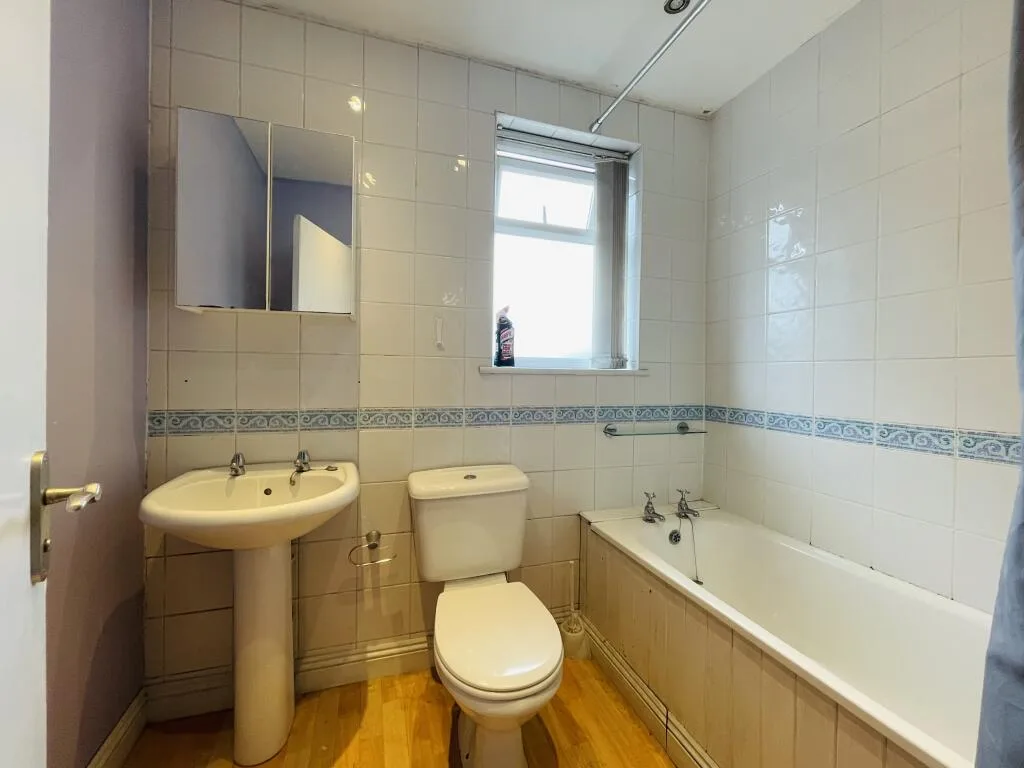 6 bedroom end of terrace house for rent