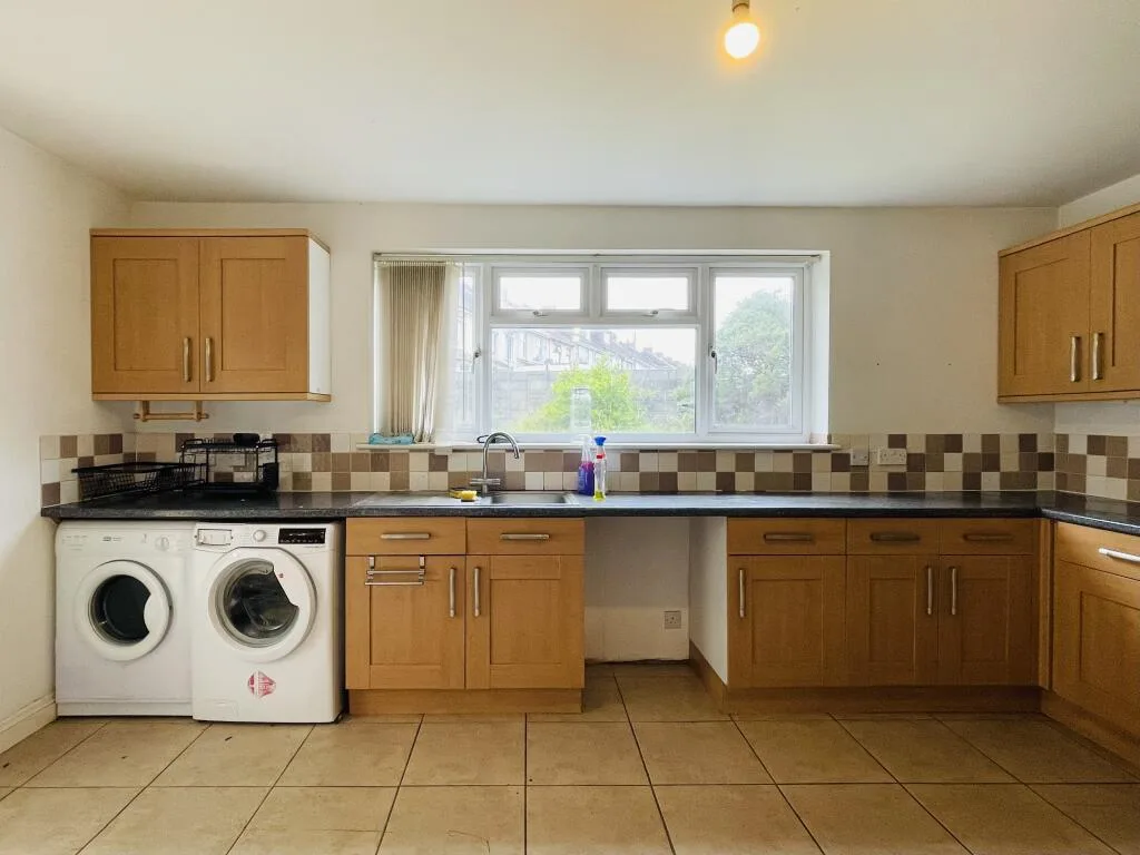 6 bedroom end of terrace house for rent