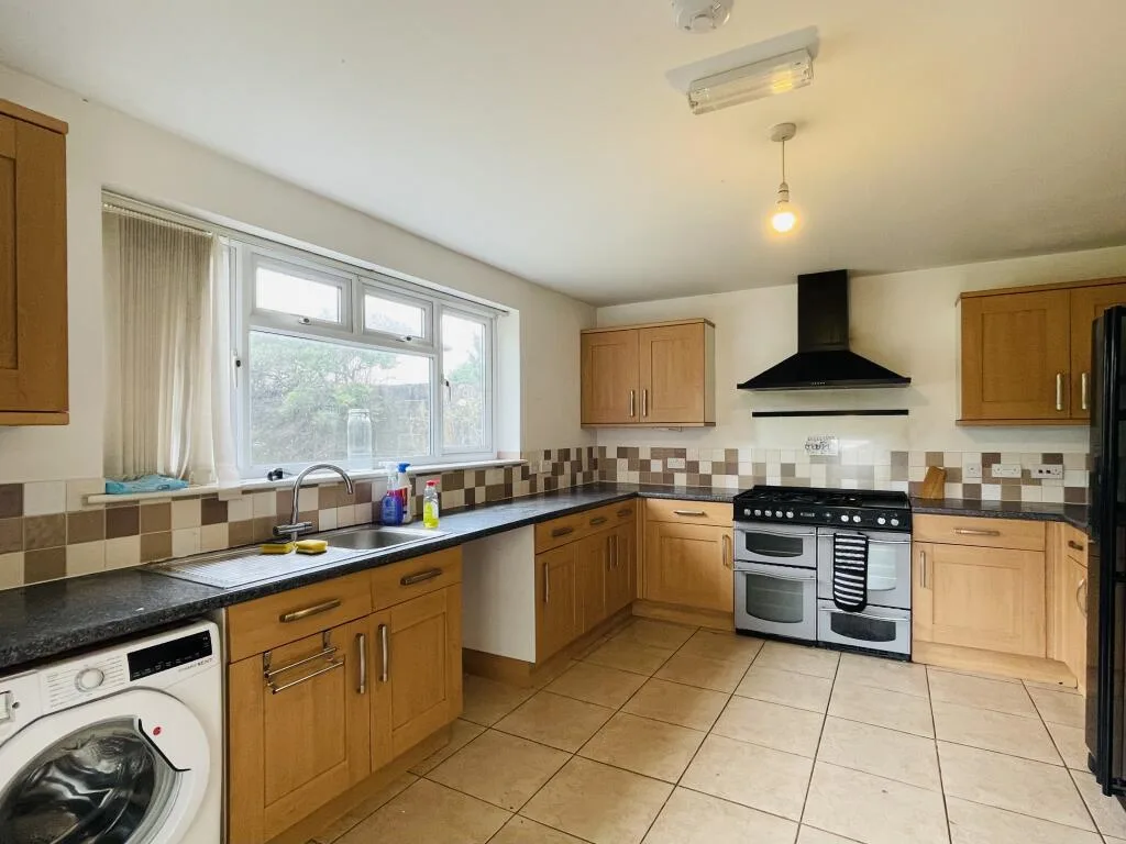 6 bedroom end of terrace house for rent