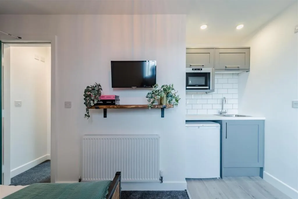 1 bedroom house share for rent