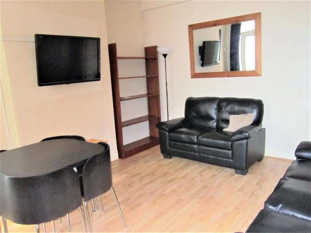 6 bedroom terraced house for rent