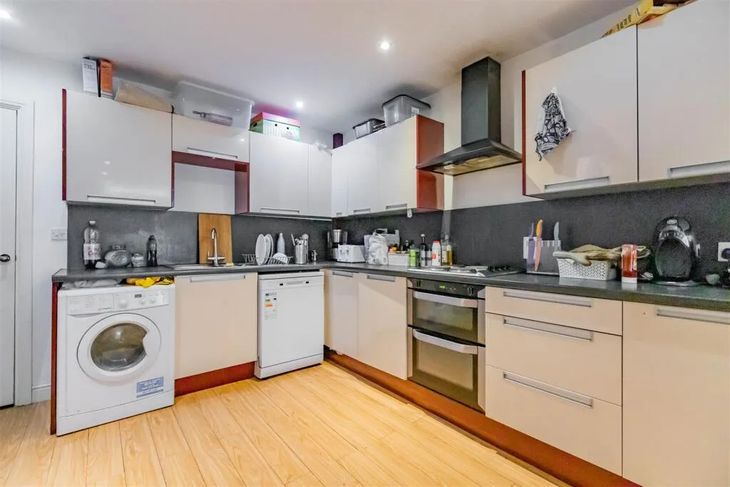 6 bedroom house for rent