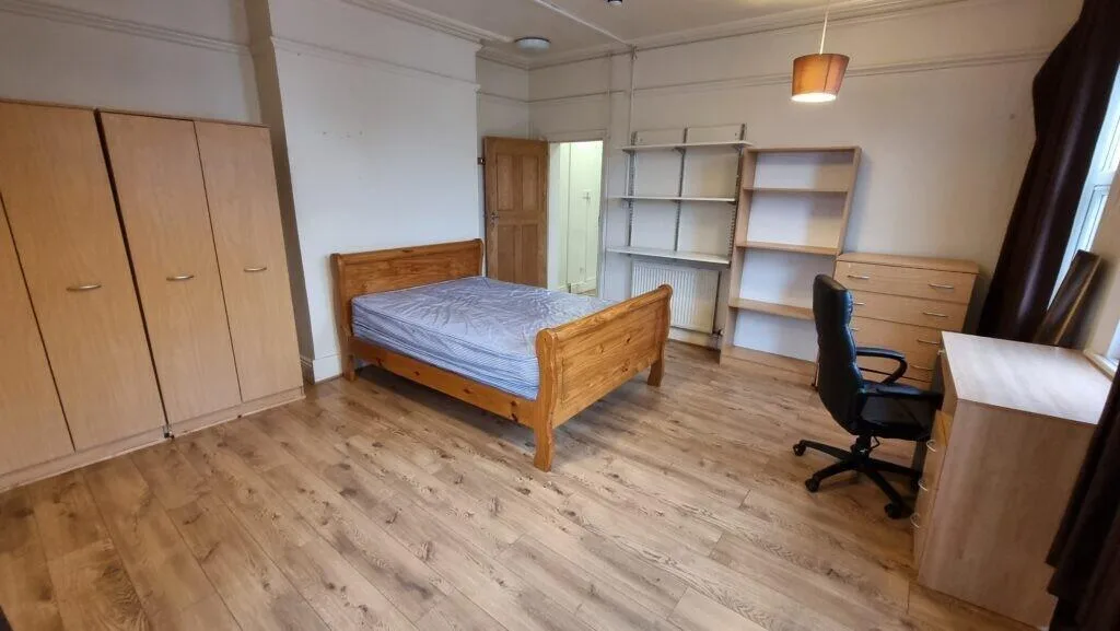6 bedroom semi-detached house for rent