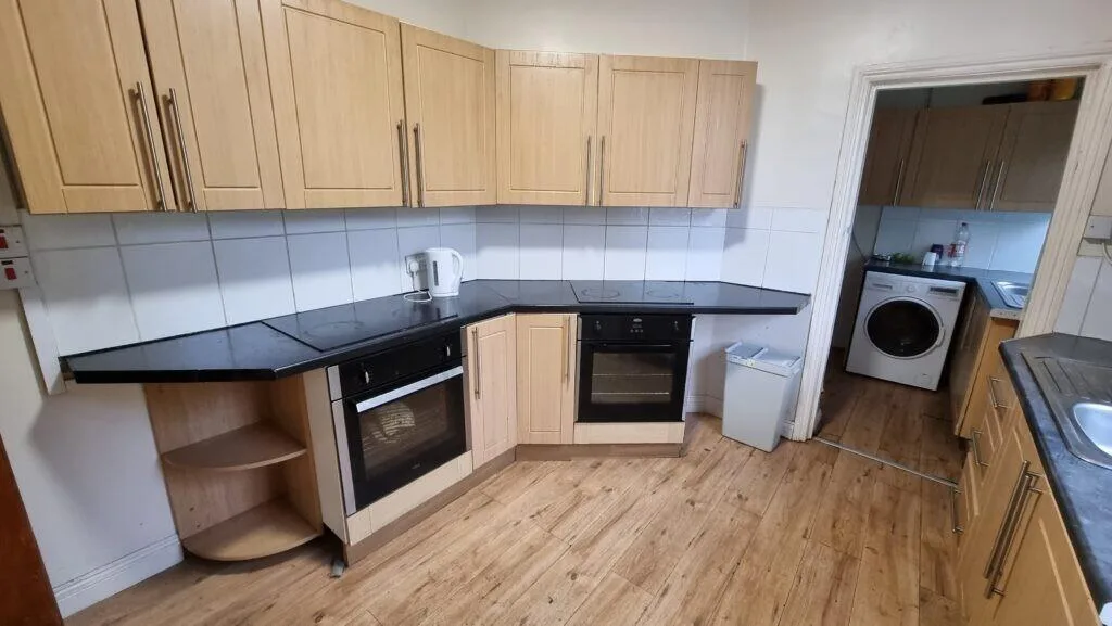 6 bedroom semi-detached house for rent