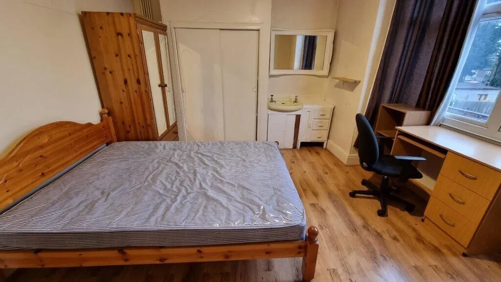 6 bedroom semi-detached house for rent