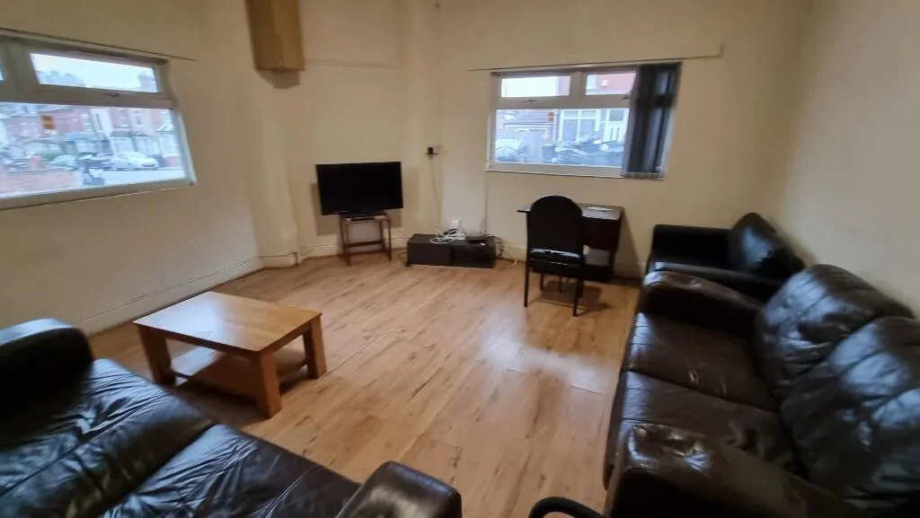 6 bedroom semi-detached house for rent