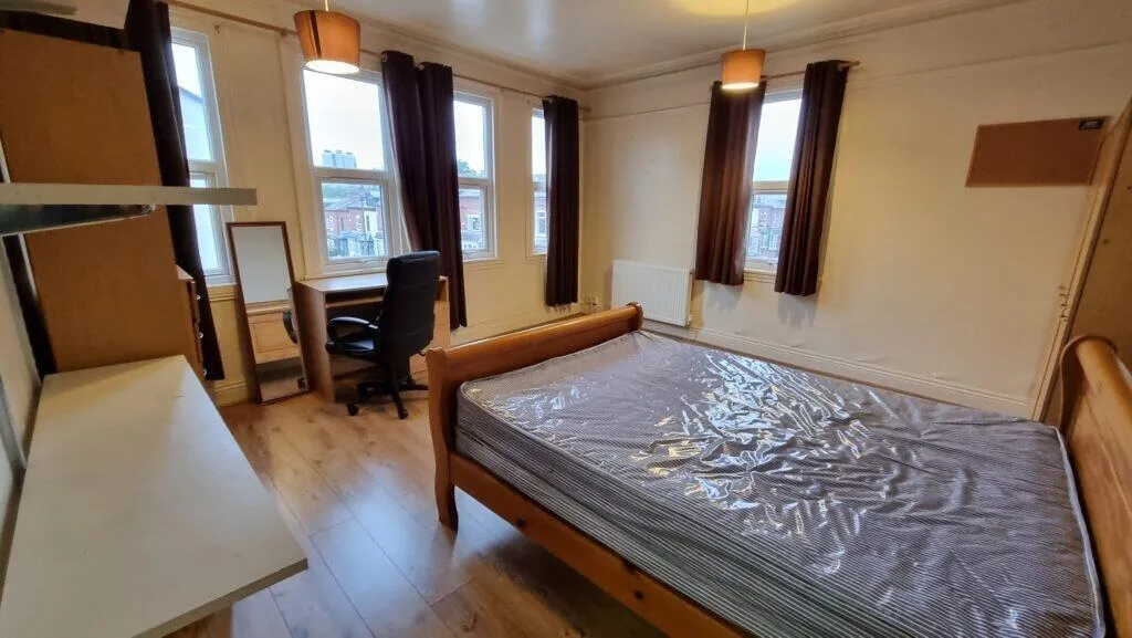 6 bedroom semi-detached house for rent