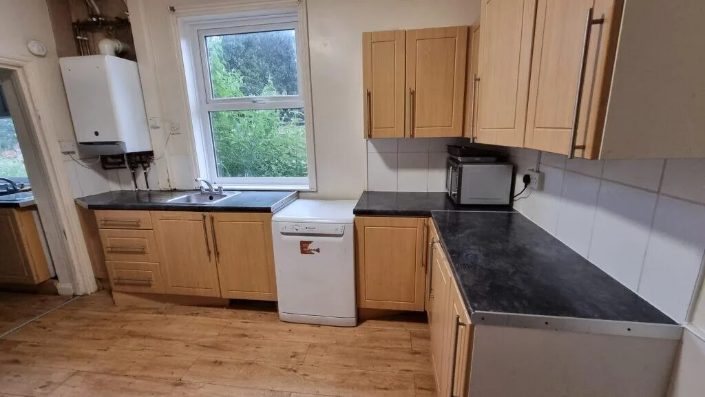 6 bedroom semi-detached house for rent