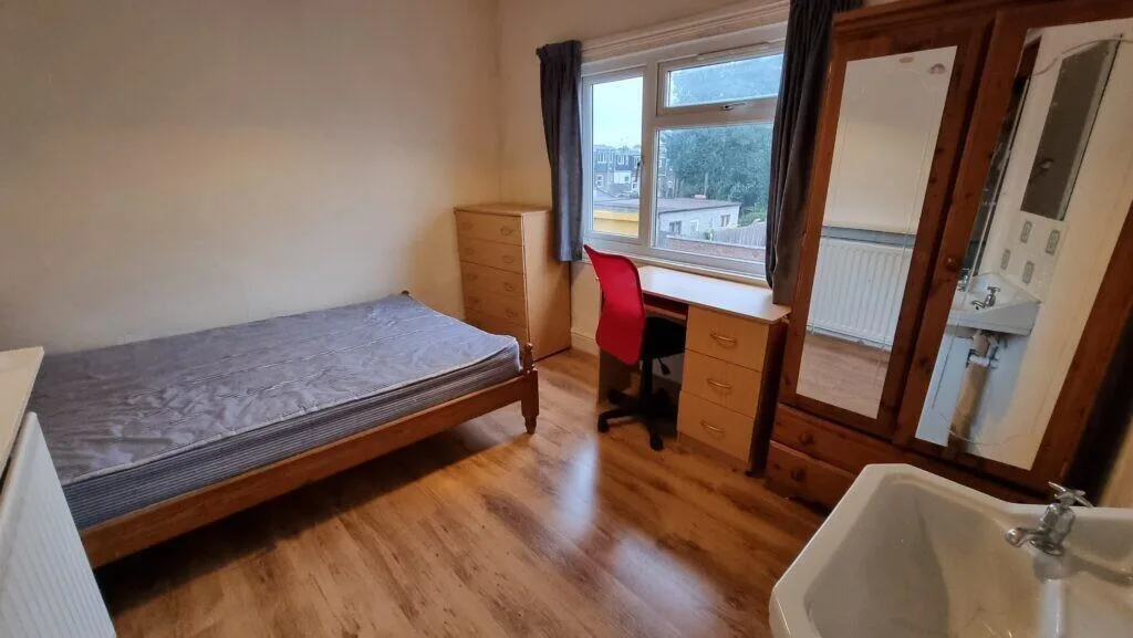 6 bedroom semi-detached house for rent