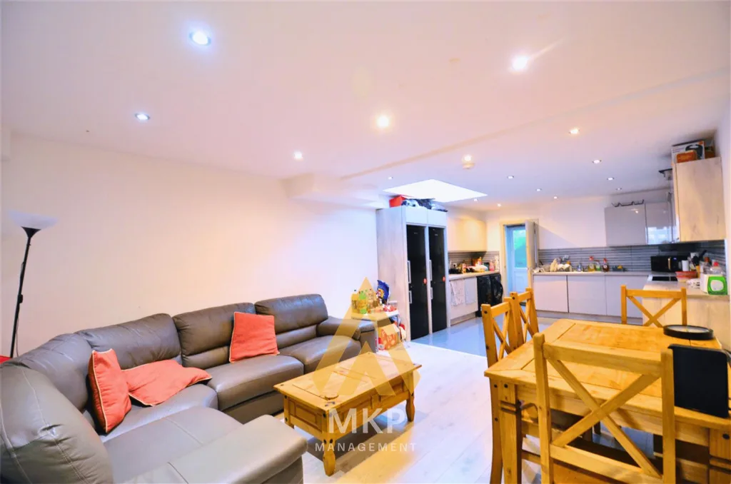 7 bedroom terraced house for rent