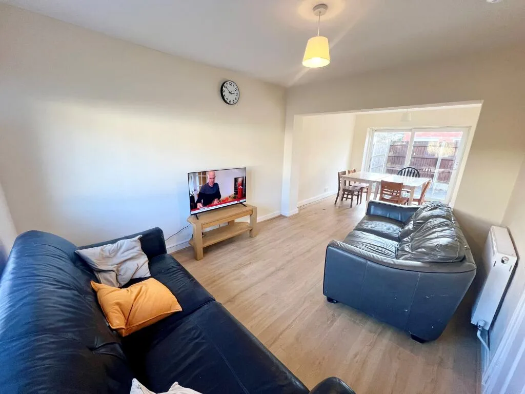1 bedroom house share for rent