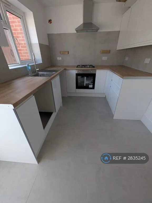 4 bedroom semi-detached house for rent