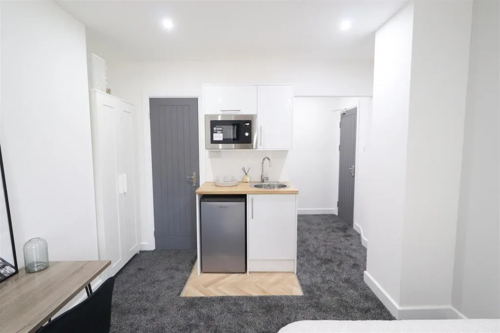 1 bedroom house share for rent