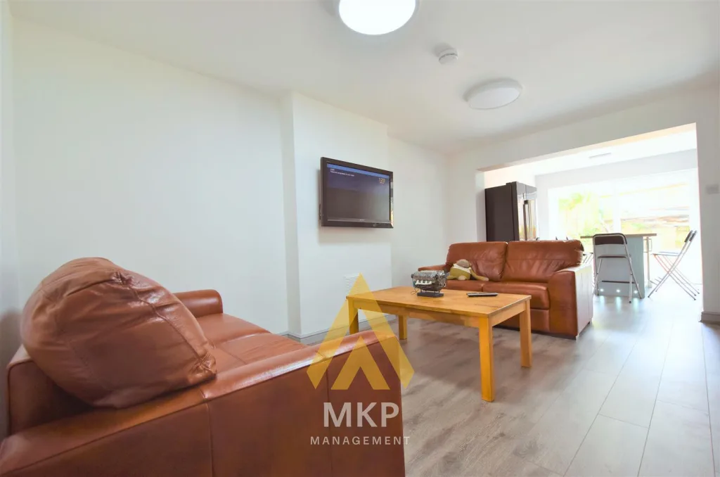 5 bedroom terraced house for rent