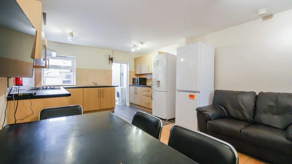 5 bedroom terraced house for rent
