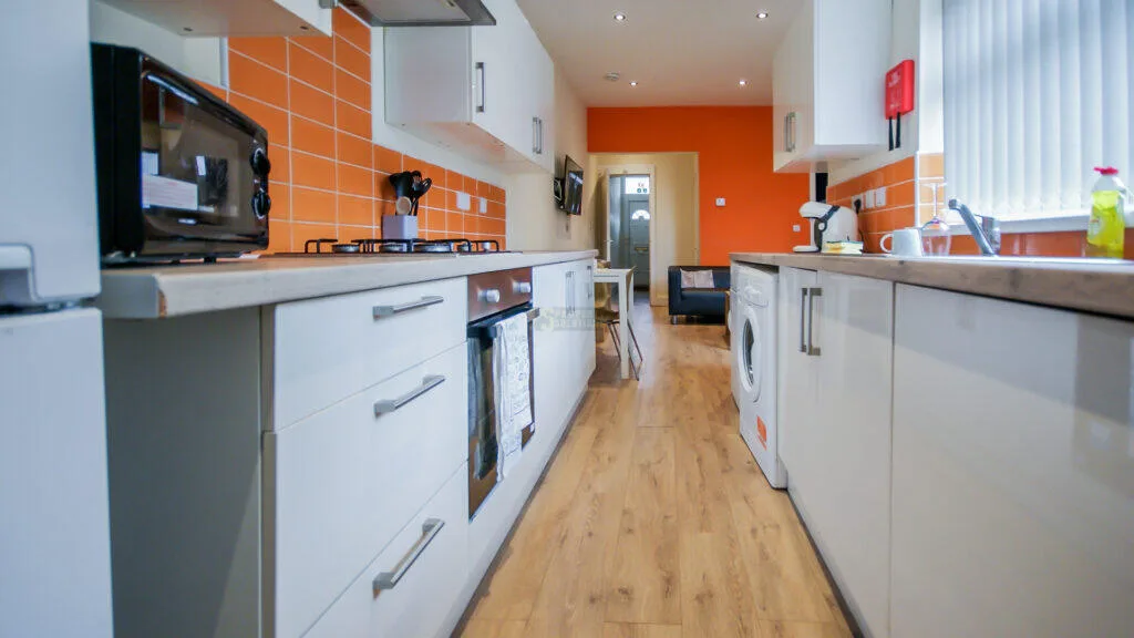 5 bedroom end of terrace house for rent