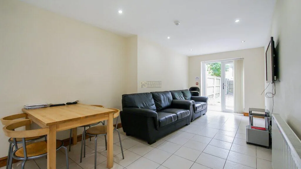 5 bedroom terraced house for rent